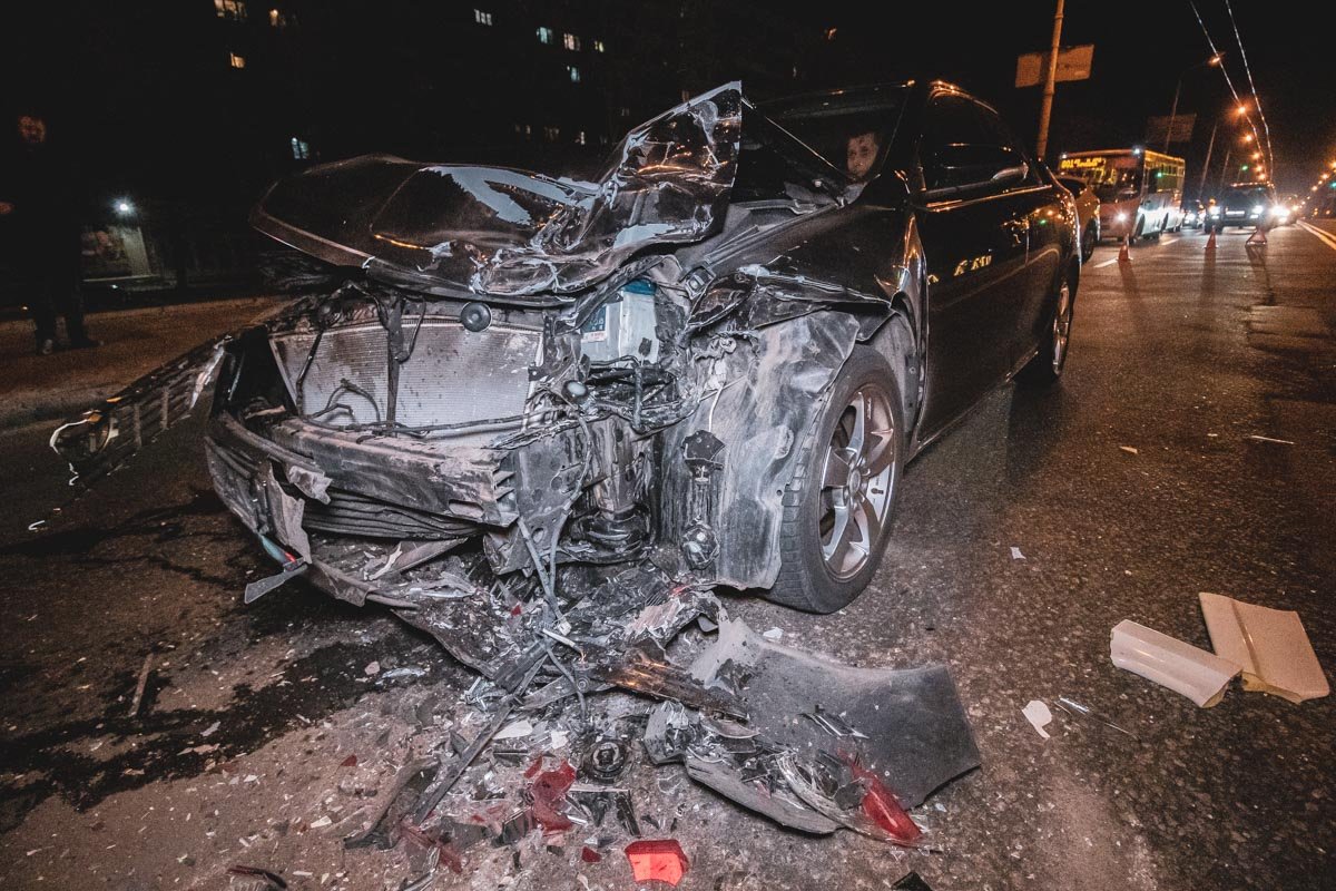 Первое ДТП произошло во вторник, 2 апреля, около 22:00, вторая авария произошла около 22:20