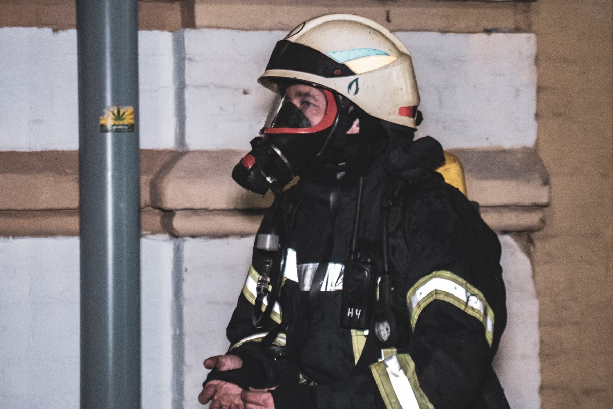 Едким дым окутал все подвальное помещение Едким дым окутал все подвальное помещение