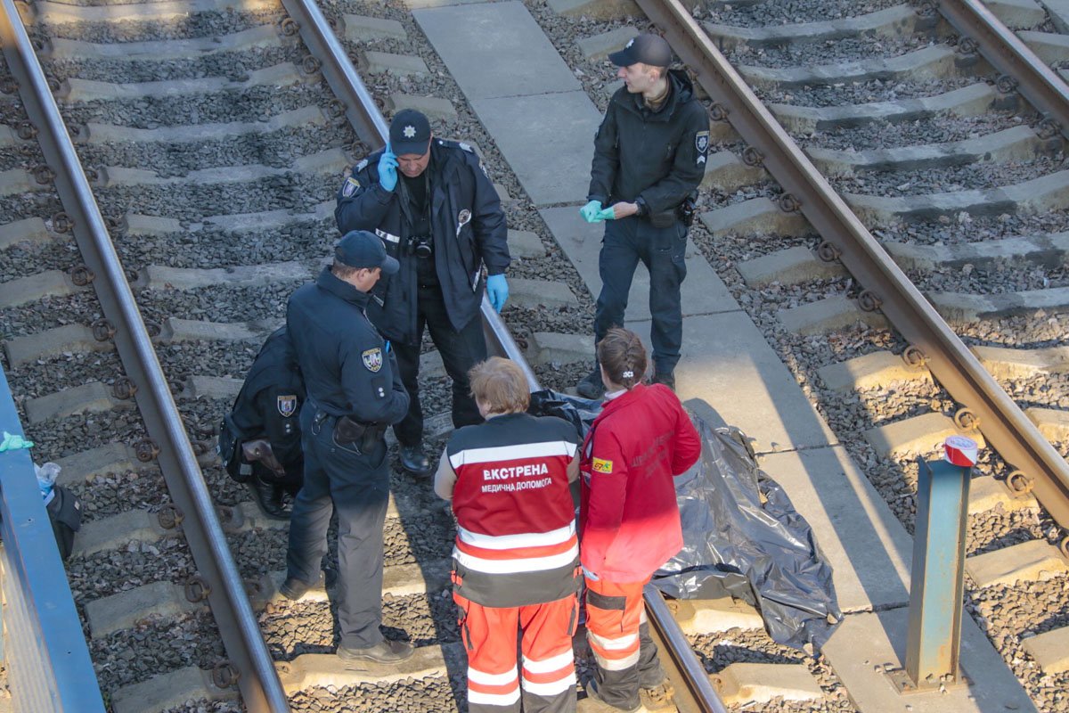В среду, 3 апреля, в Киеве вблизи трамвайной остановки «Национальный Авиационный университет» произошел трагический инцидент