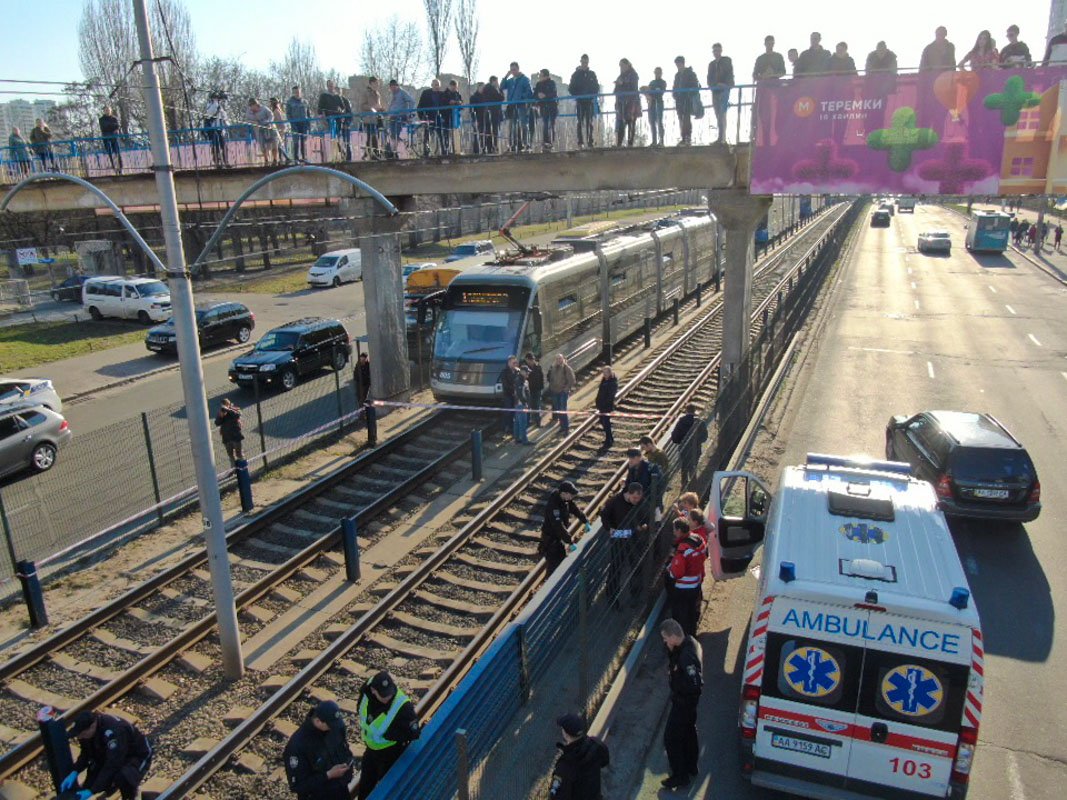 Предварительно, мужчина покончил жизнь самоубийством, спрыгнув с пешеходного моста