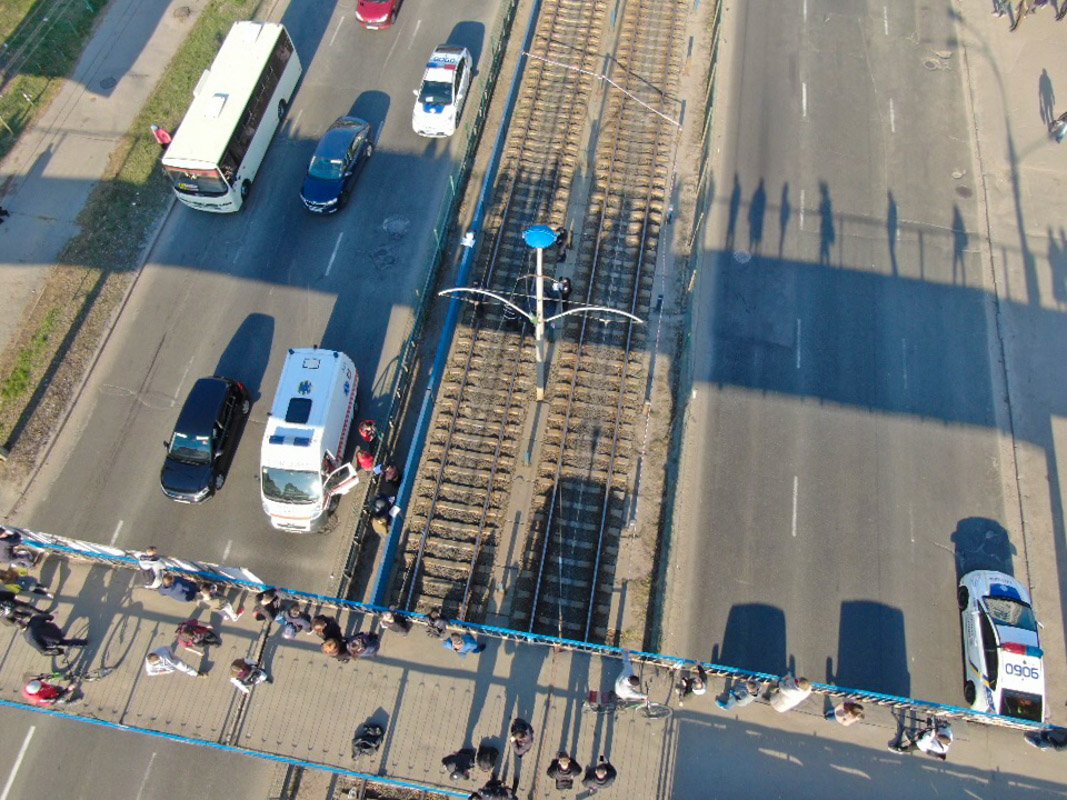 В этот момент под мостом проезжал трамвай