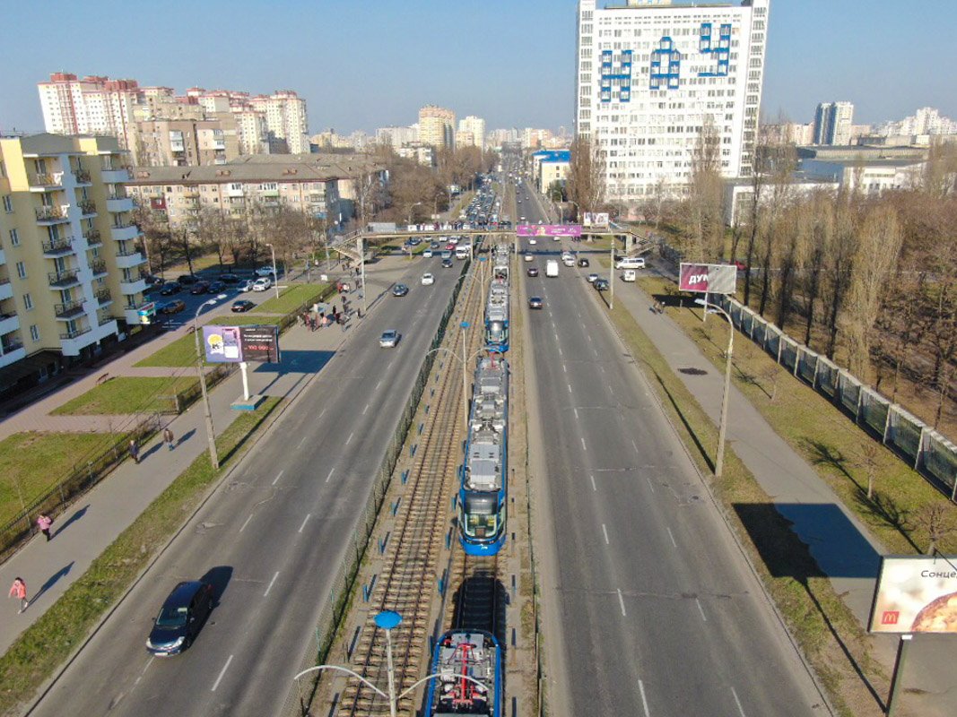 Он ударился об проезжавший электротранспорт и его откинуло на встречные рельсы