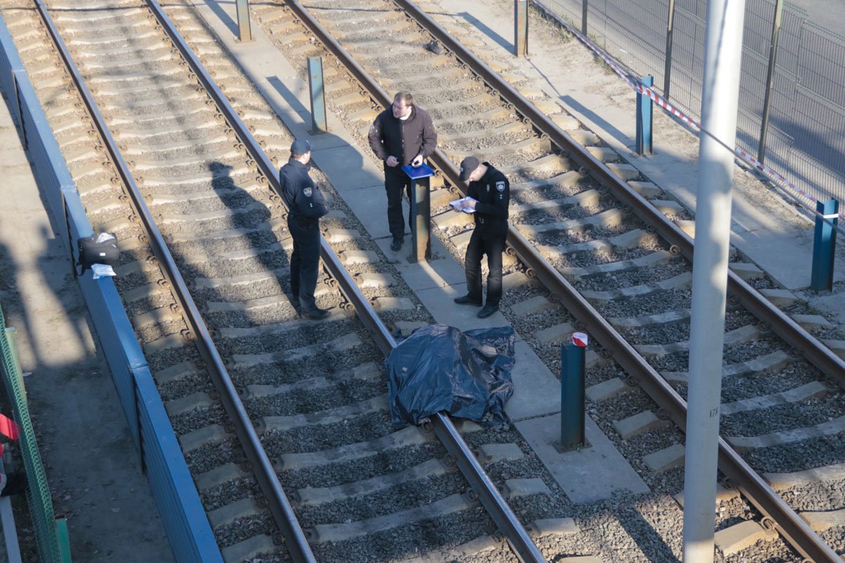 Перед поступком погибший оставил личные вещи, среди которых нашли паспорт уроженца Киева 1983 года рождения