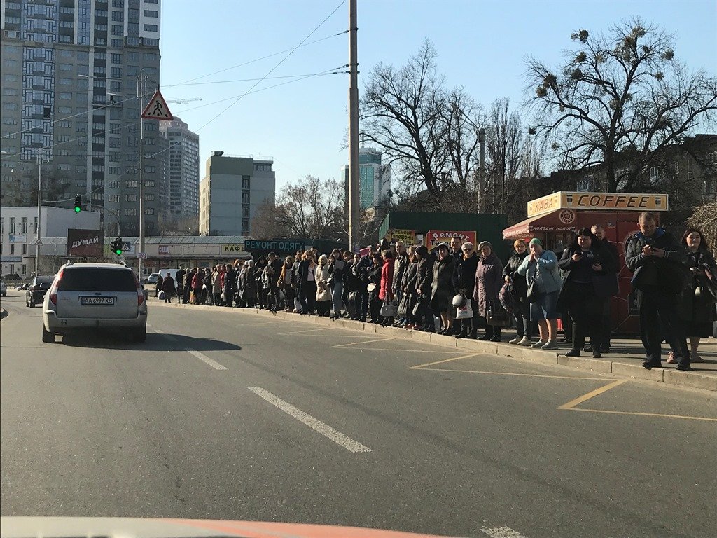 Из-за случившегося на улице Борщаговской огромная тянучка, движение трамваев парализовано, отчего на остановке скопление людей