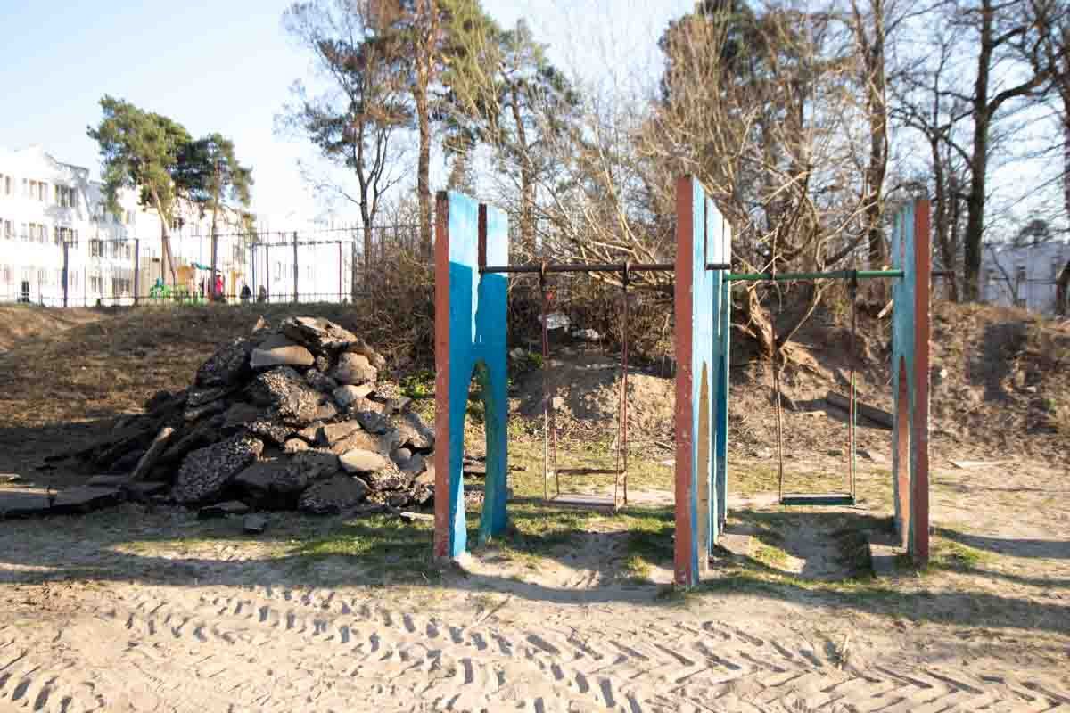 Местные жители уверены, что детская площадка - территория, относящаяся к дому №5 Местные жители уверены, что детская площадка - территория, относящаяся к дому №5