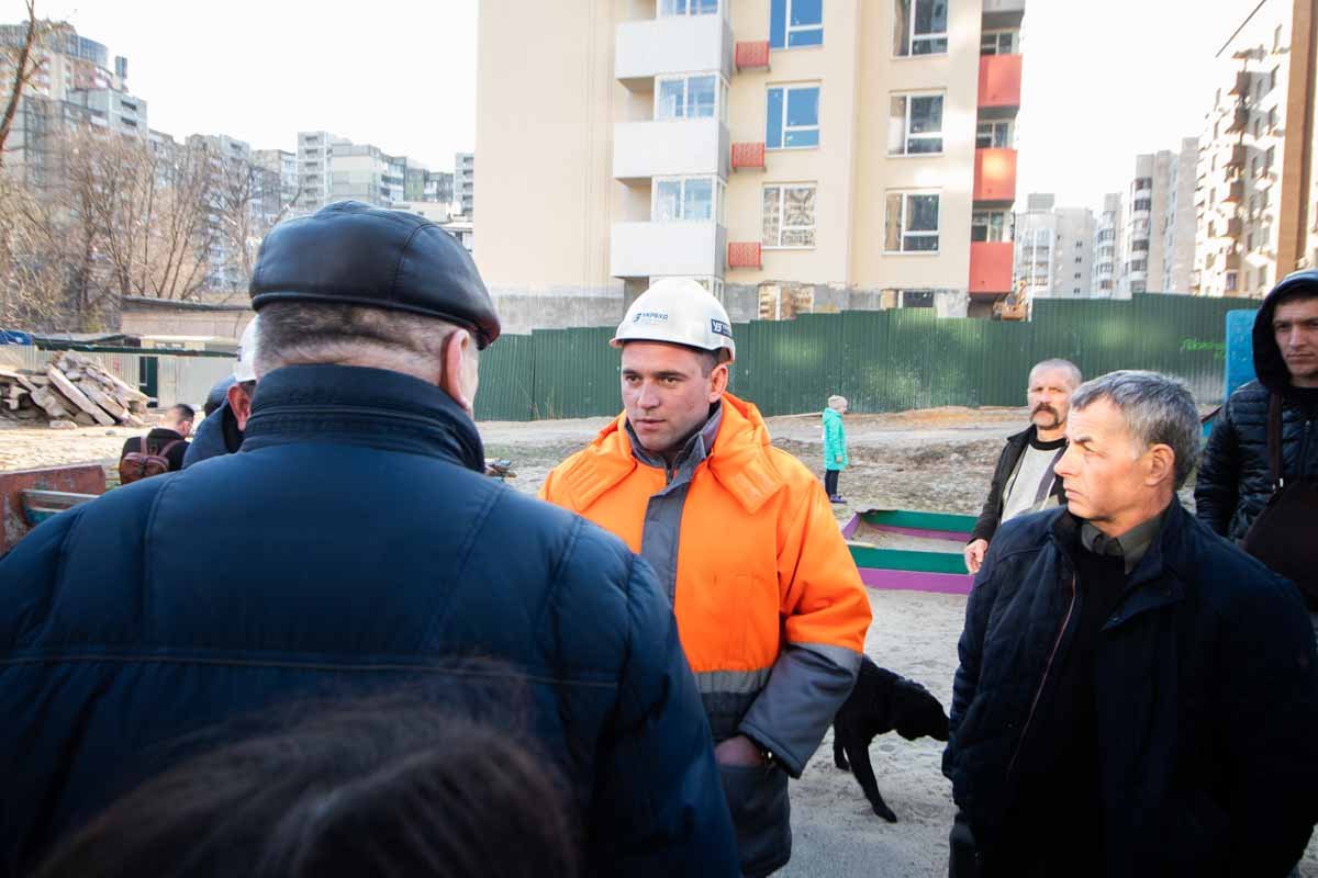 Представитель корпорации "Укрбуд" Сергей Бабич общается с жильцами Представитель корпорации "Укрбуд" Сергей Бабич общается с жильцами