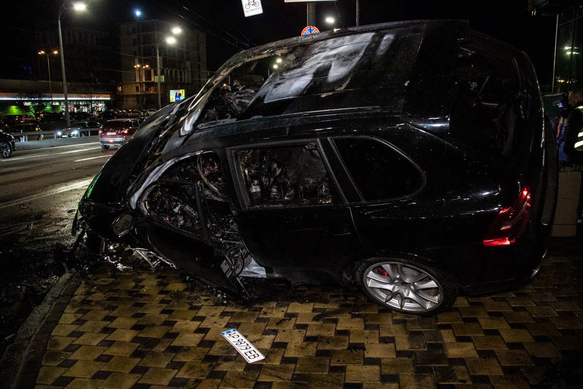 Внедорожник загорелся