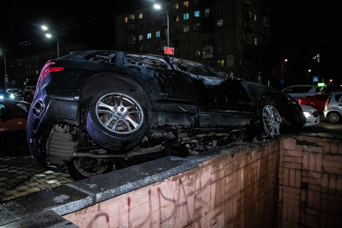 Пылающий Porsche повис над подземным переходом