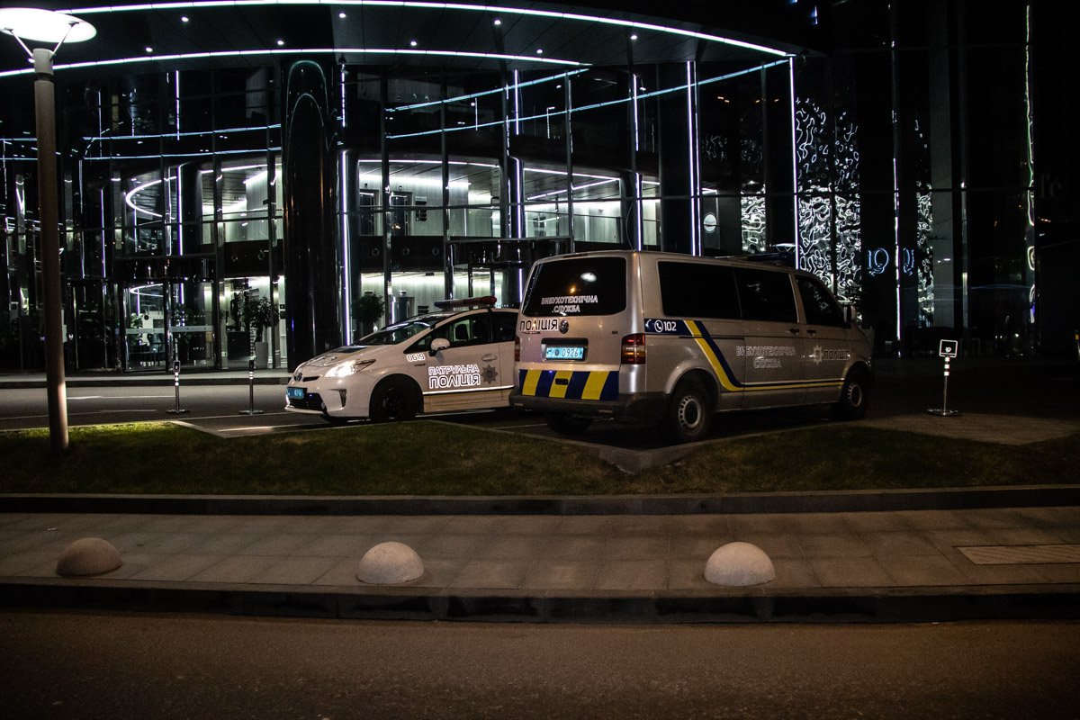 На место прибыли взрывотехники и кинологи