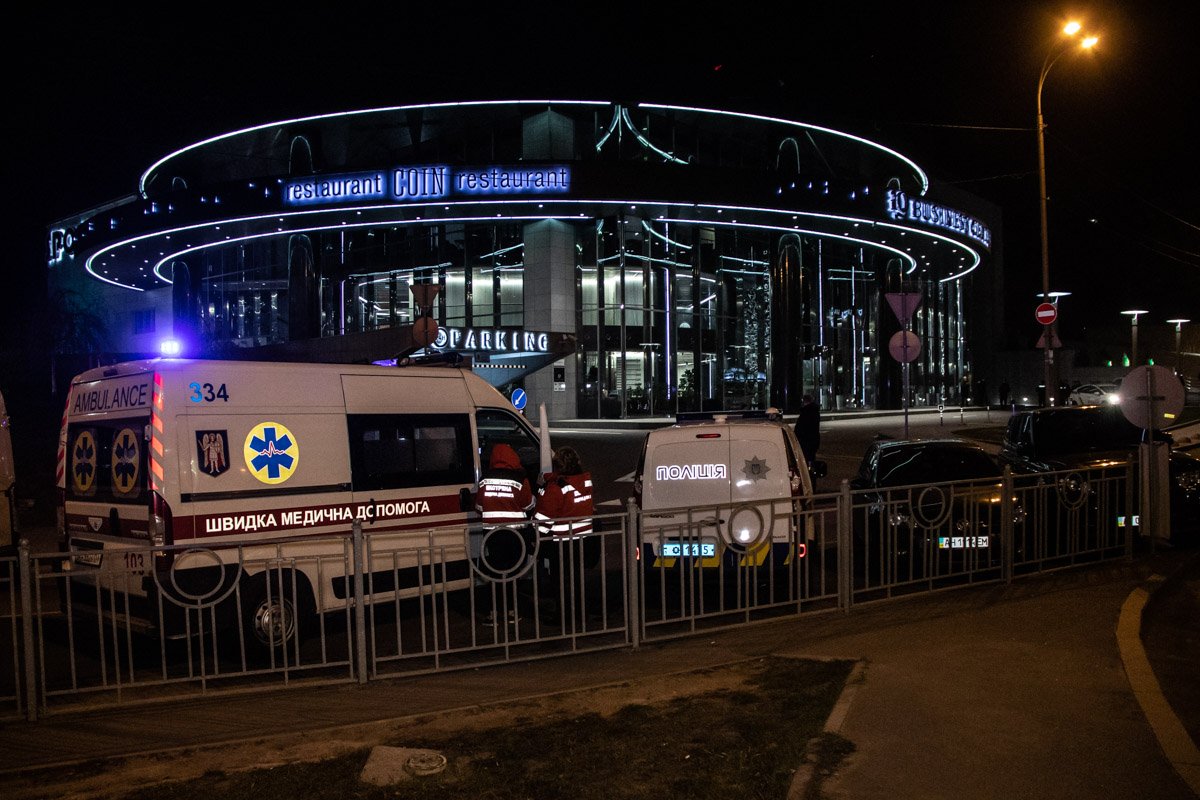 Специалисты осматривают здание на наличие взрывоопасных предметов