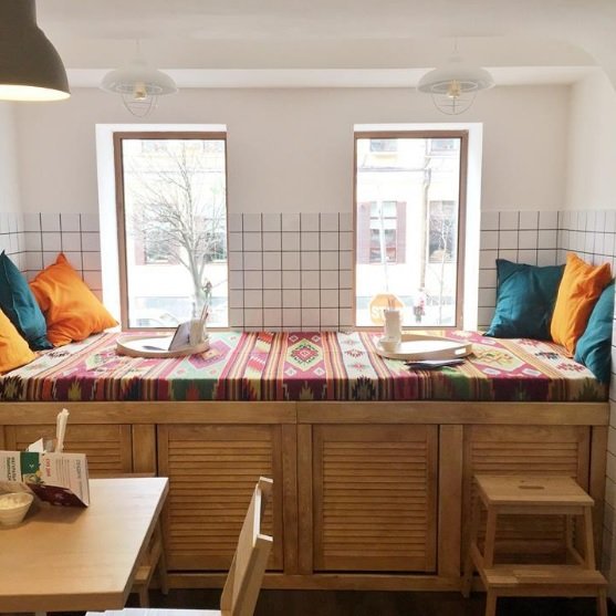 В сети кафе Call me Cacao можно уютно усесться на подоконнике за чашечкой какао или горячим шоколадом