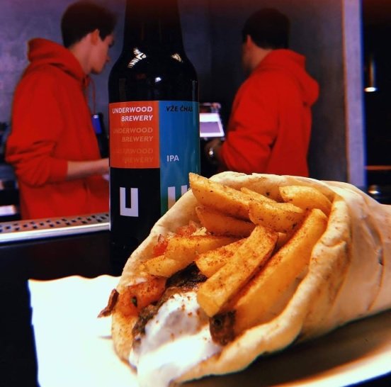 На Подоле открылся бар GREK i VETER с греческой кухней и авторскими коктейлями 