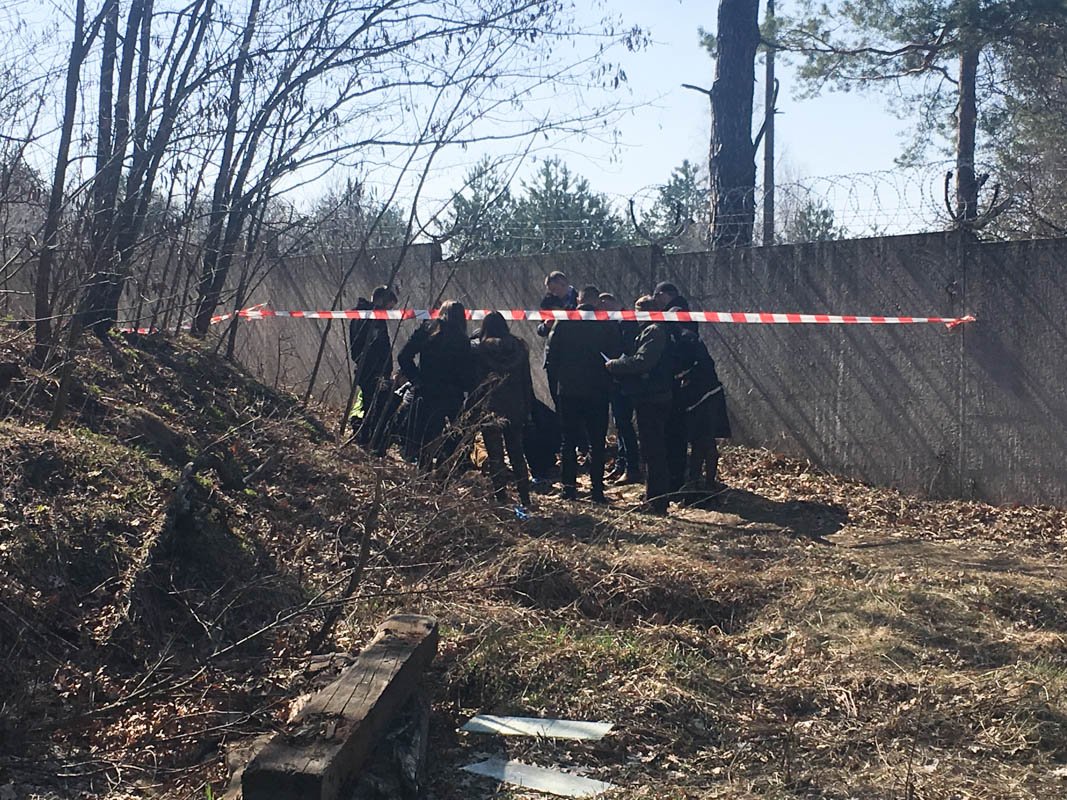 4 апреля возле забора Дарницкого Вагоноремонтного завода был обнаружен труп мужчины со следами насильственной смерти 4 апреля возле забора Дарницкого Вагоноремонтного завода был обнаружен труп мужчины со следами насильственной смерти