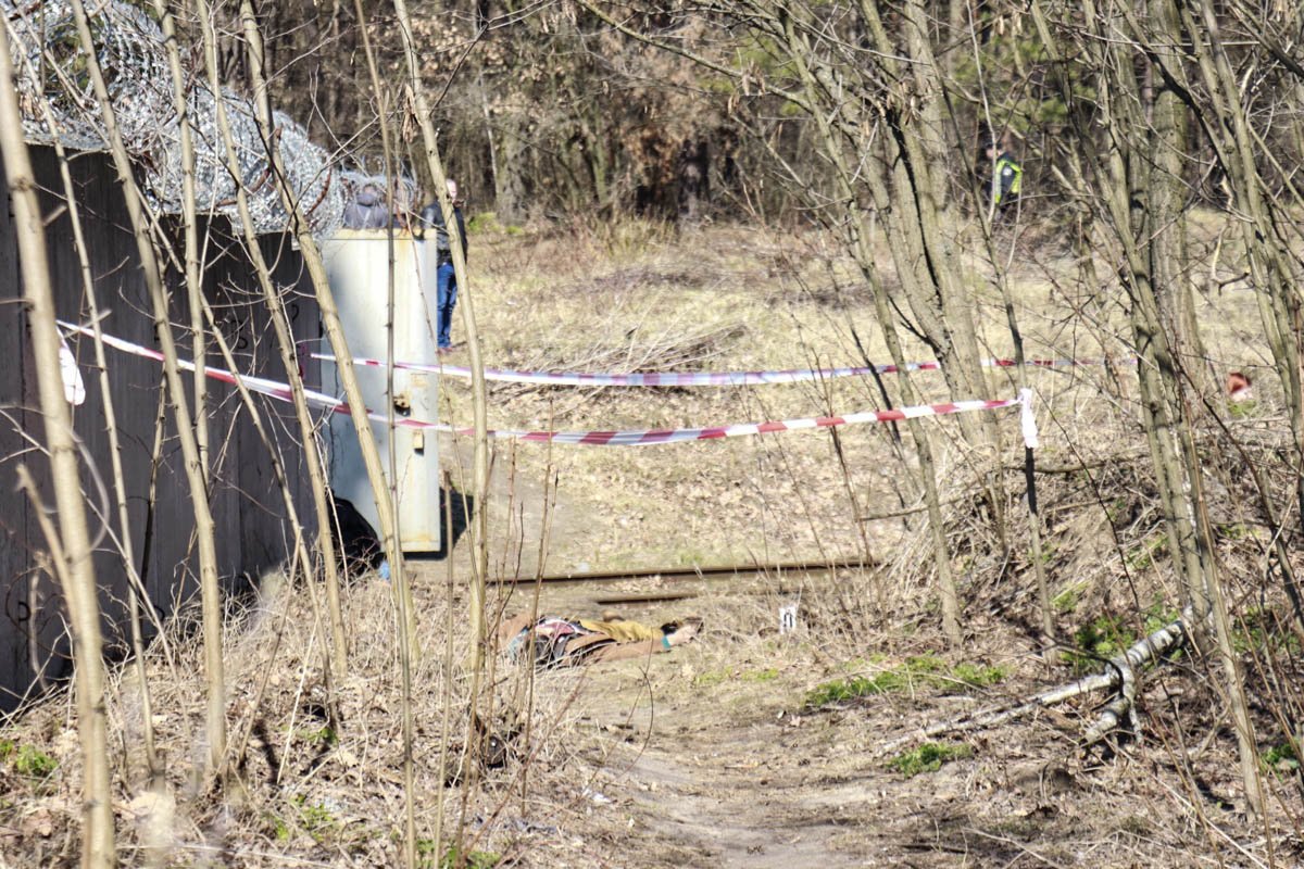 Тело находилось на тропе между улицами Алма-Атинской и Машинистовской Тело находилось на тропе между улицами Алма-Атинской и Машинистовской