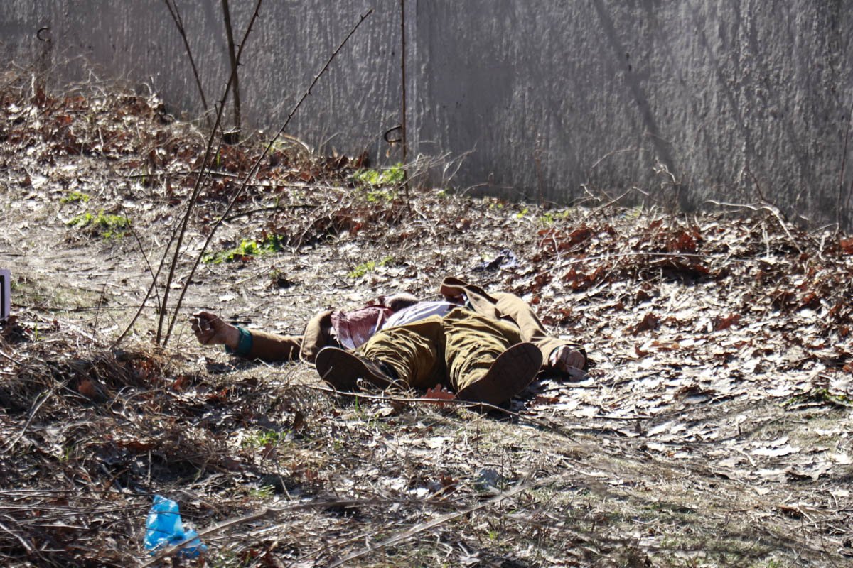 При осмотре трупа было установлено, что на теле есть раны, похожие на ножевые При осмотре трупа было установлено, что на теле есть раны, похожие на ножевые