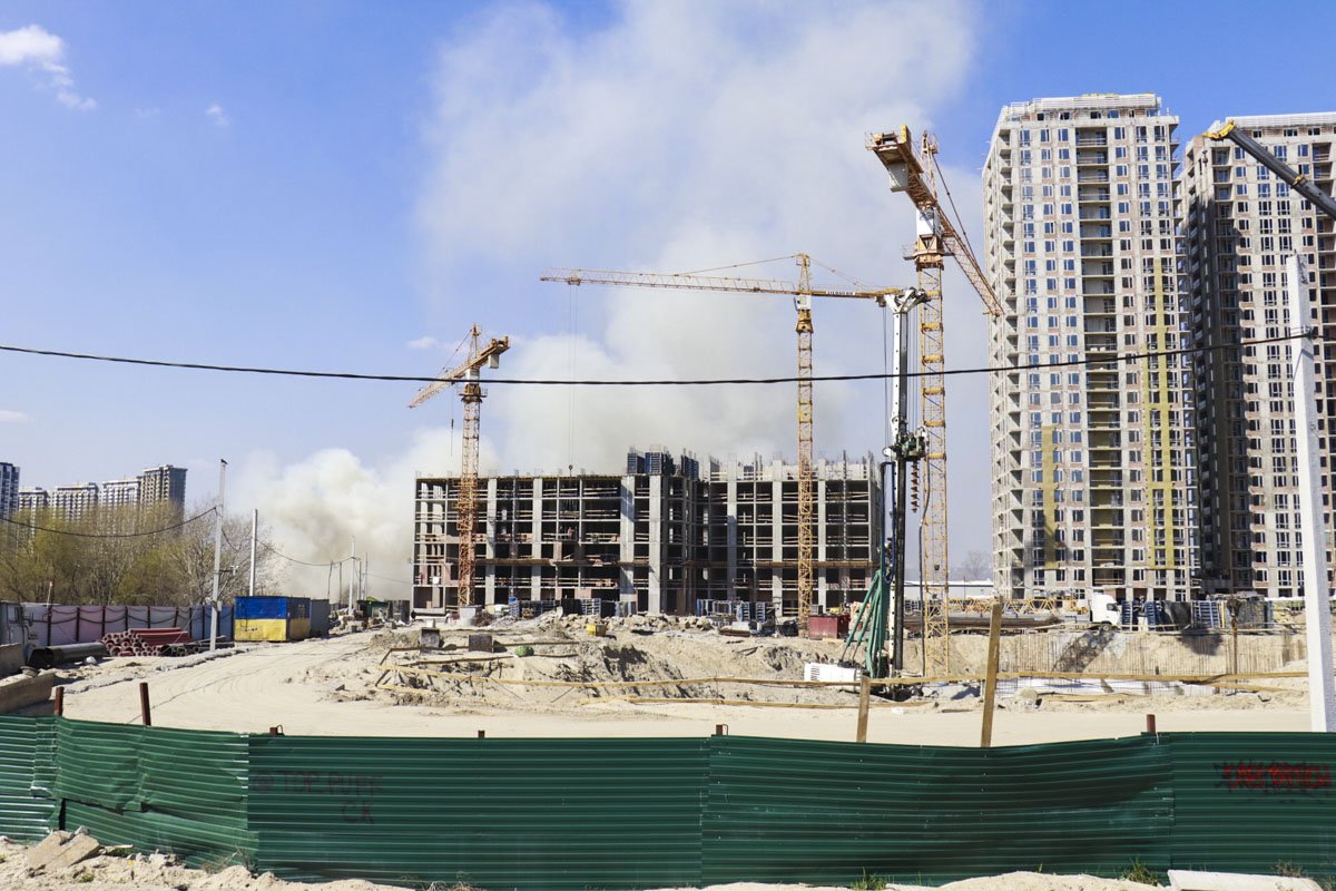 Горит строительная бытовка по адресу Ижевская, 2