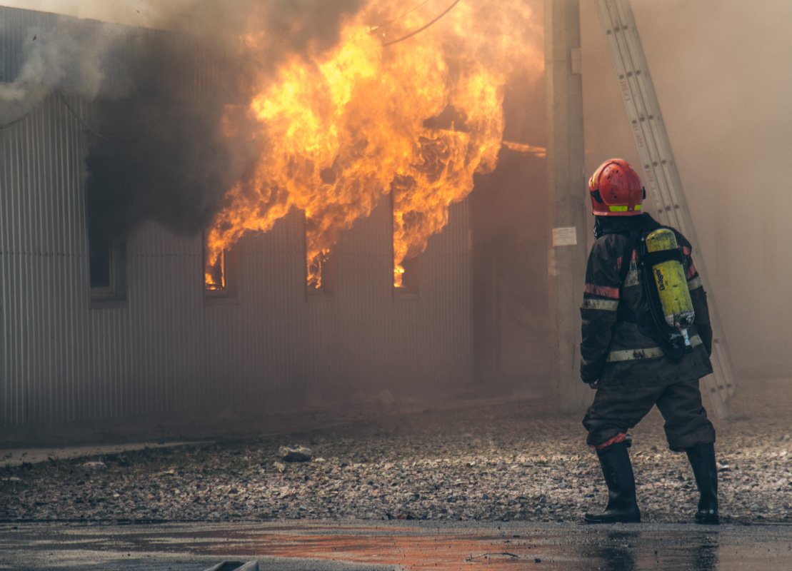 Пламя вырывалось из окон здания