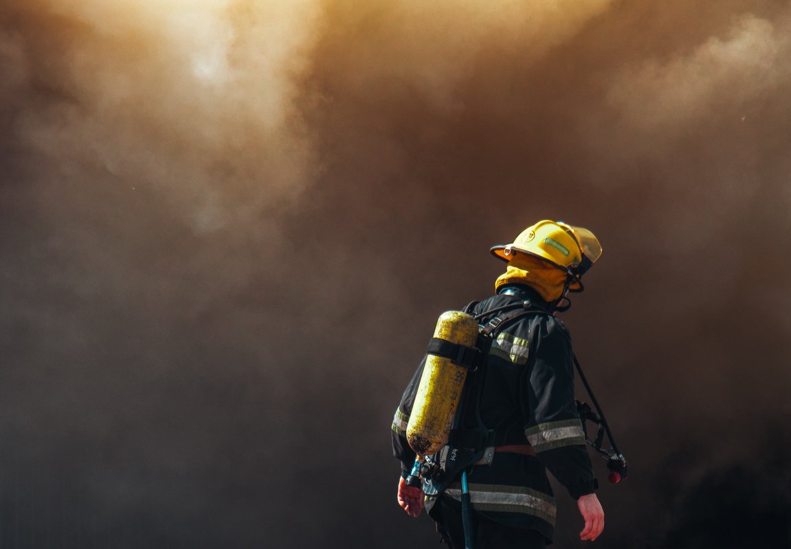 Густой дым окутал все близлежащие улицы