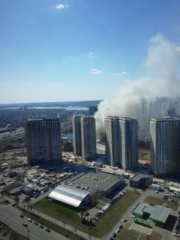 Столб дыма виден издалека