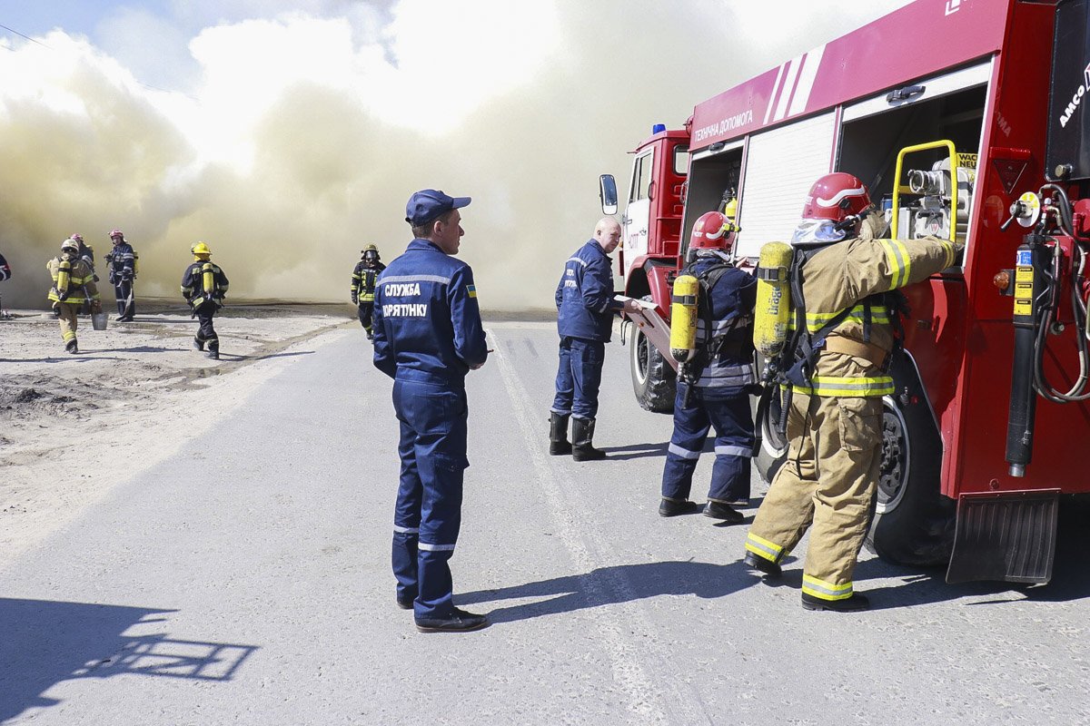  На месте работают спасатели (13 единиц техники и 42 пожарных) 