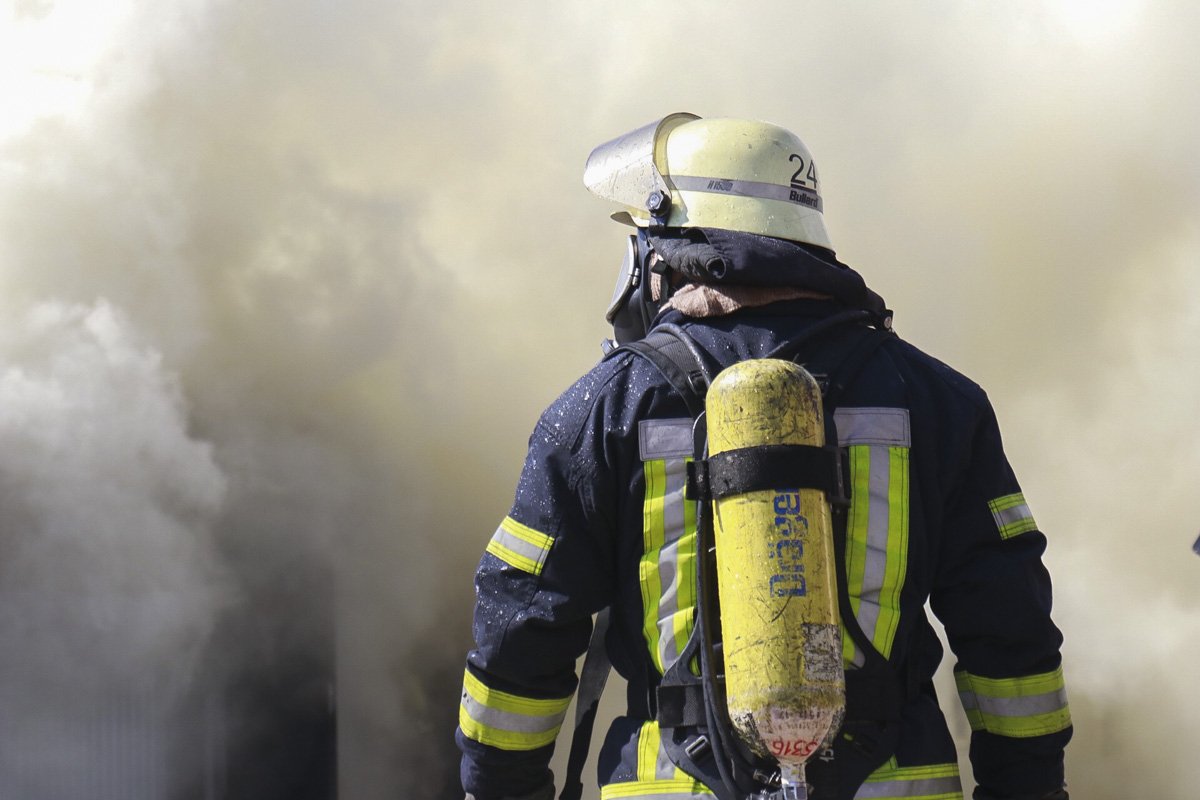 Вызов спасателям поступил около 12:05 и они еще не ликвидировали пожар