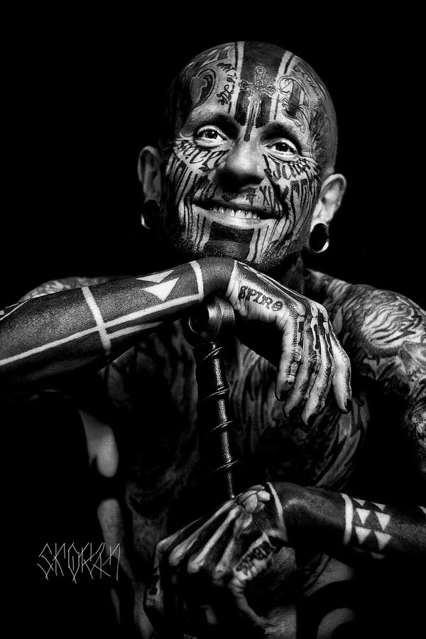 Тело дизайнера почти на 80% покрывают тату