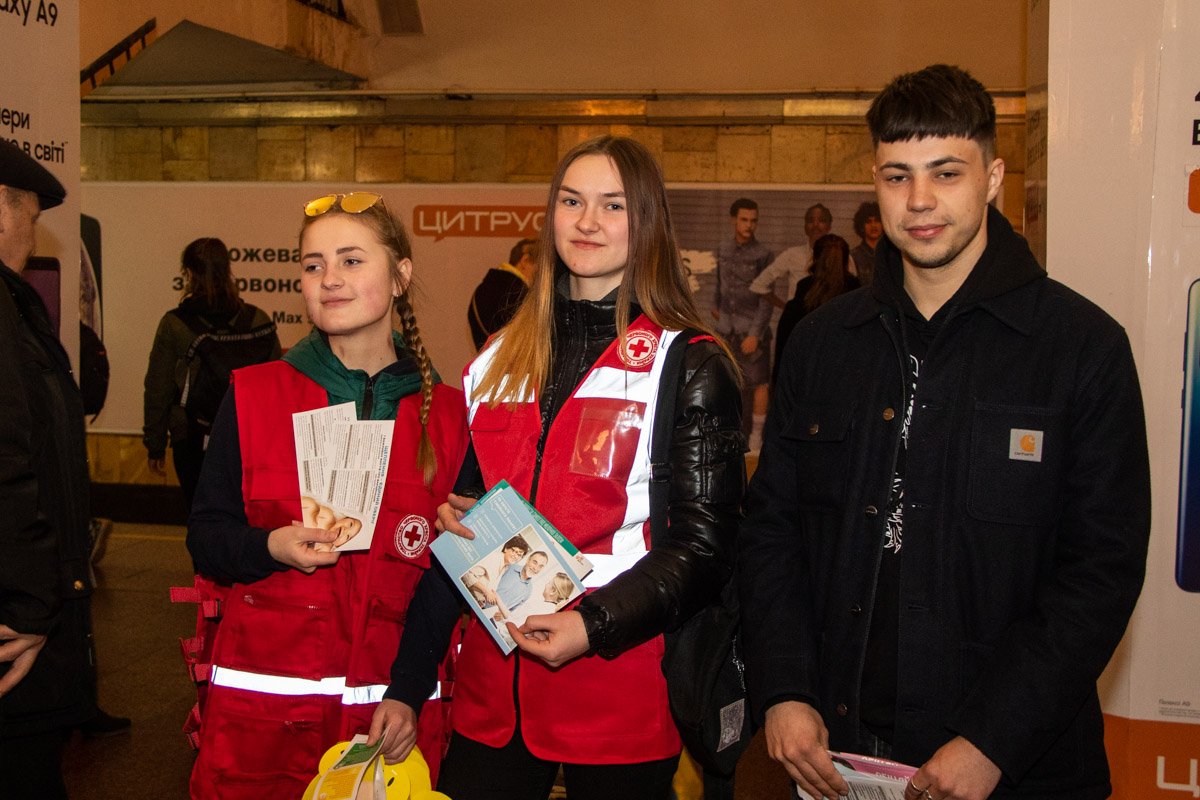 На самой платформе станции метро "Майдан Независимости" участники акции также раздавали медицинские бюлетени, чтобы как можно больше людей обратили внимание на свое здоровье На самой платформе станции метро "Майдан Независимости" участники акции также раздавали медицинские бюлетени, чтобы как можно больше людей обратили внимание на свое здоровье