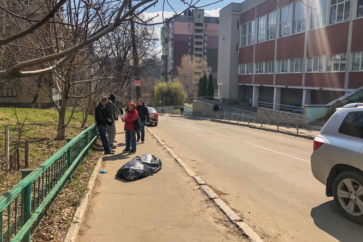 В Киеве на Соломенке возле школы умер мужчина