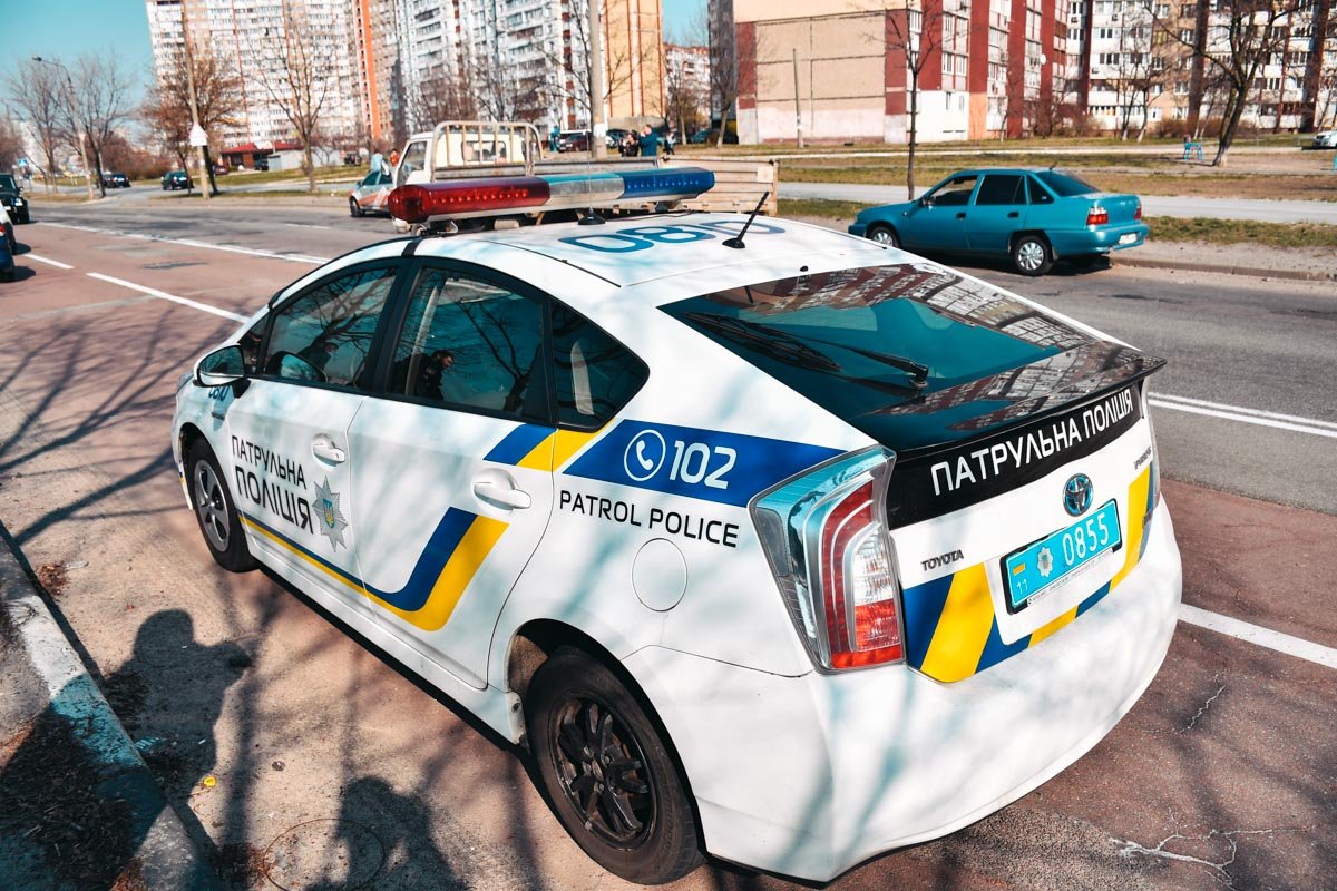 На месте работал экипаж патрульной полиции, "скорая" и следственно-оперативная группа. Детали внезапной смерти курьера сети пиццерий Mamamia установит следствие.