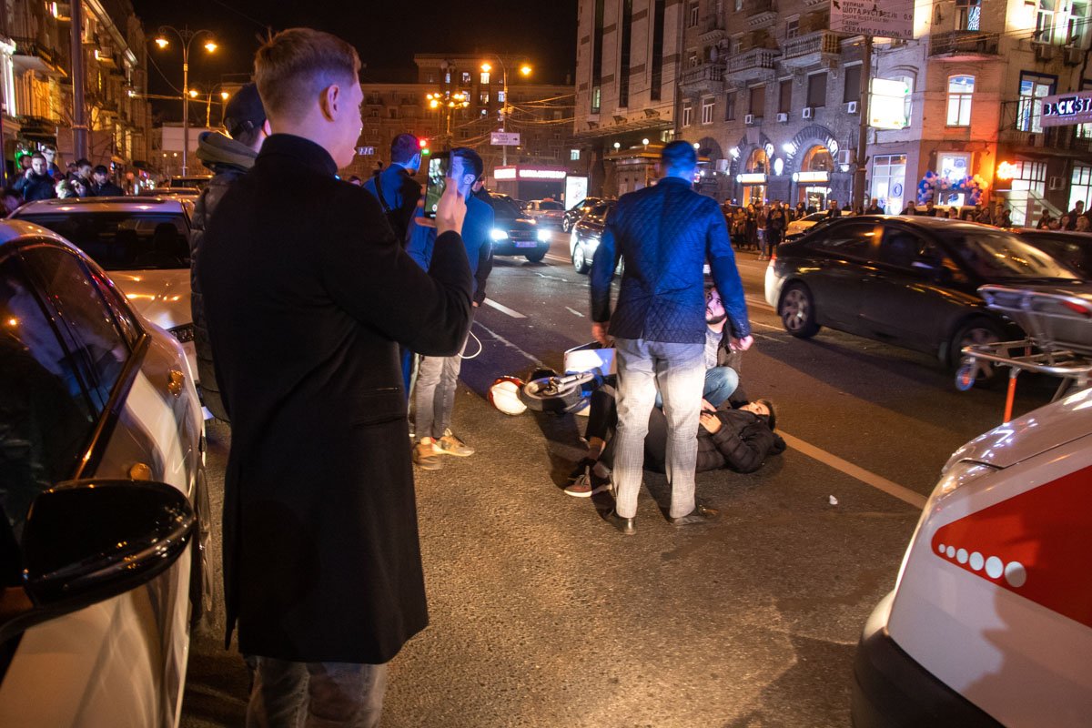 Скутер, который двигался по улице Большая Васильковская в сторону Крещатика не успел остановиться и сбил человека