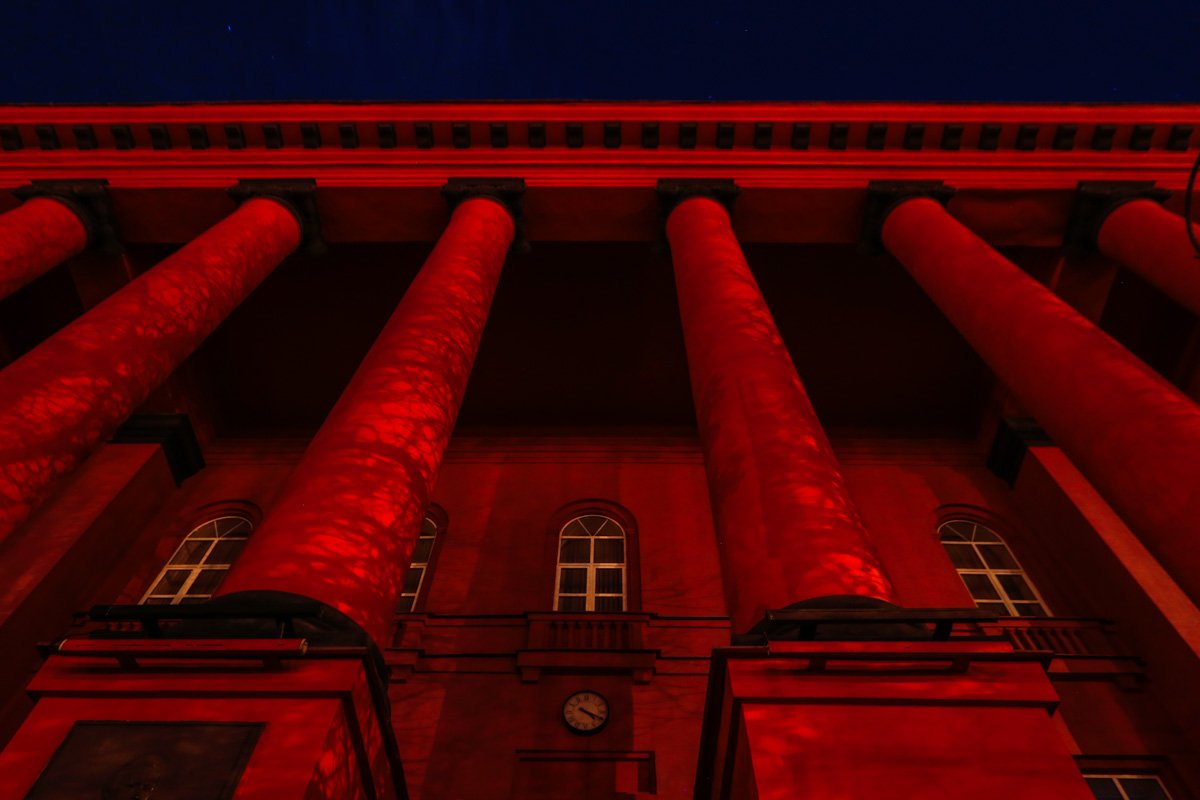 Красный корпус выглядит таким разным с разных ракурсов