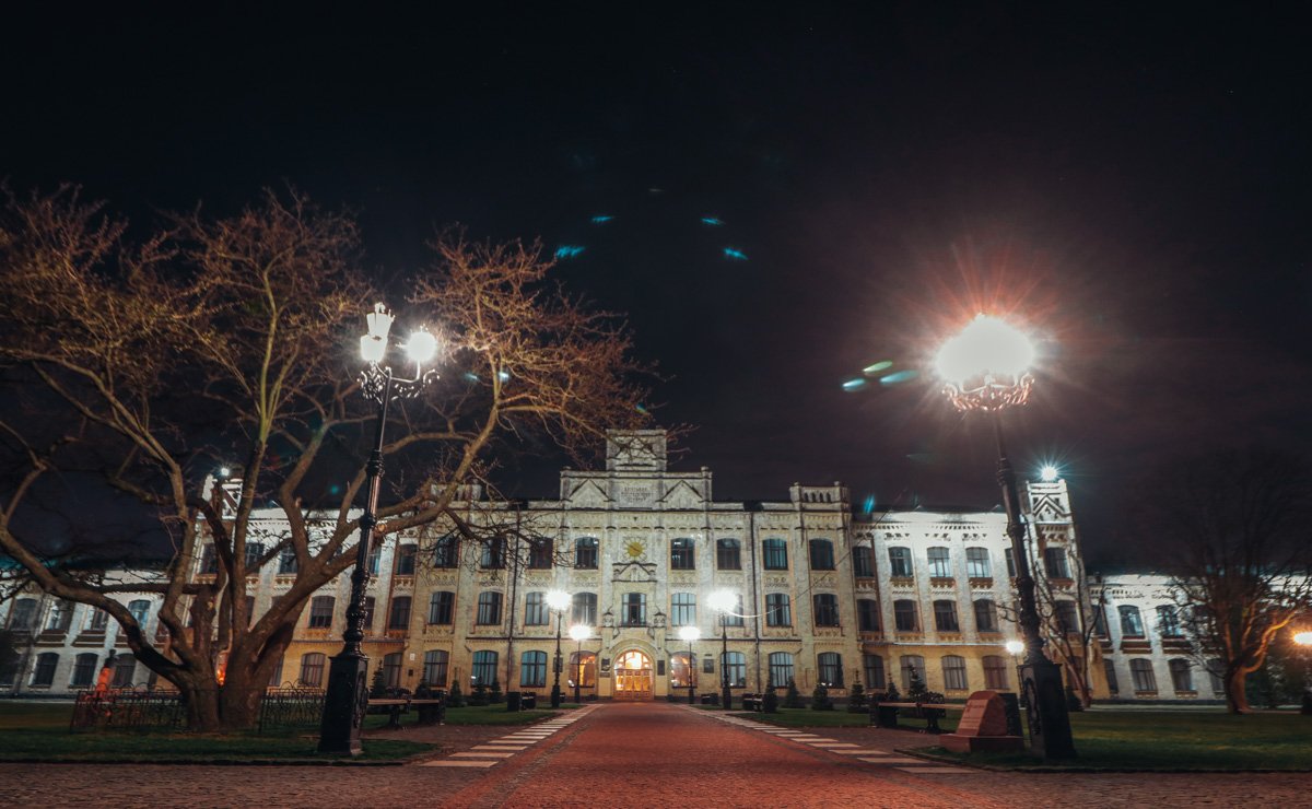 Совсем другое впечатление оставляет после себя главный корпус Киевского политехнического института