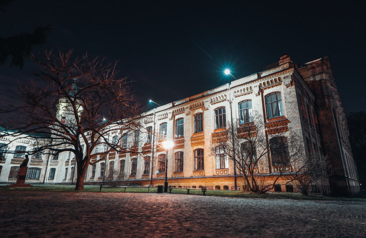 С одного ракурса это - сказочный замок с резными стенами и часовней