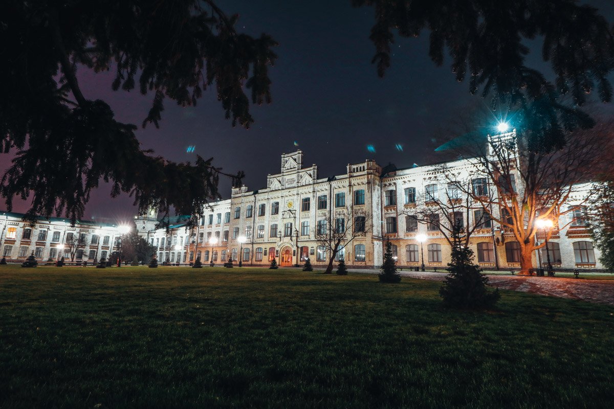 А если смотреть отсюда - то это уже пристойный университет с аккуратным газоном