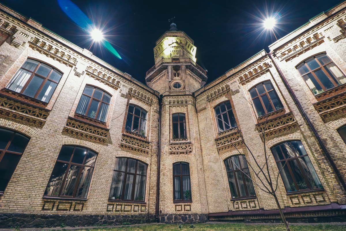 Вообще, рассматривать стены главного корпуса КПИ - это отдельное, ни с чем не сравнимое удовольствие