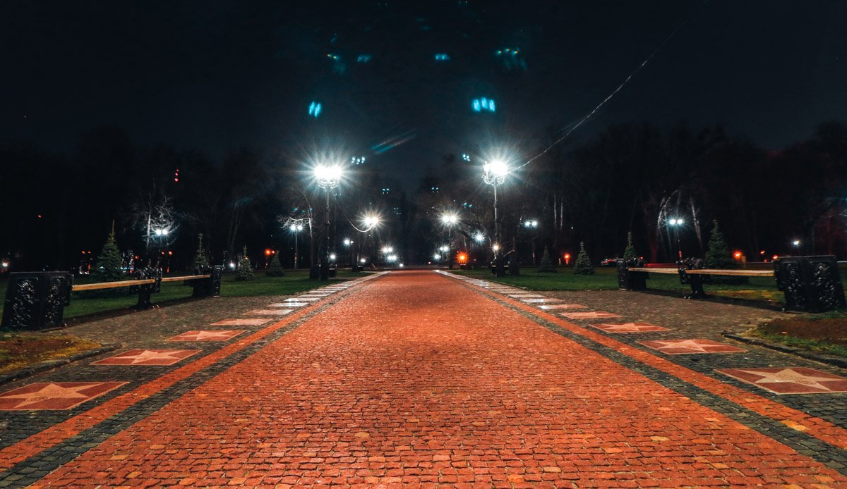 А с противоположной стороны от корпуса - такая аллея, уходящая в никуда