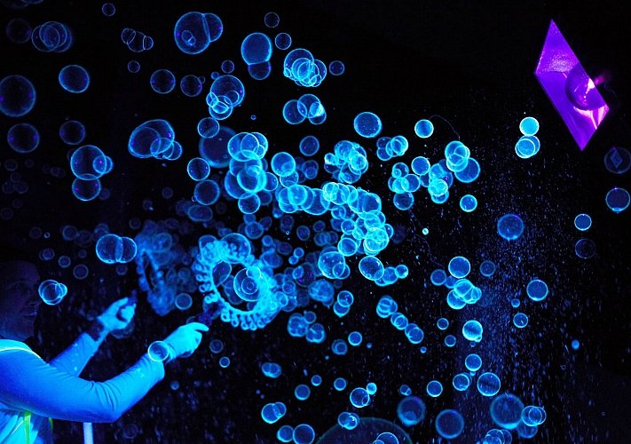 Шоу мыльных пузырей в неоновом свете погрузит вас в космическую атмосферу Шоу мыльных пузырей в неоновом свете погрузит вас в космическую атмосферу