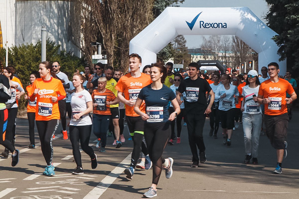 Участники дистанции начинали движение с интервалом в 3 минуты с отдельным стартом и выстрелом