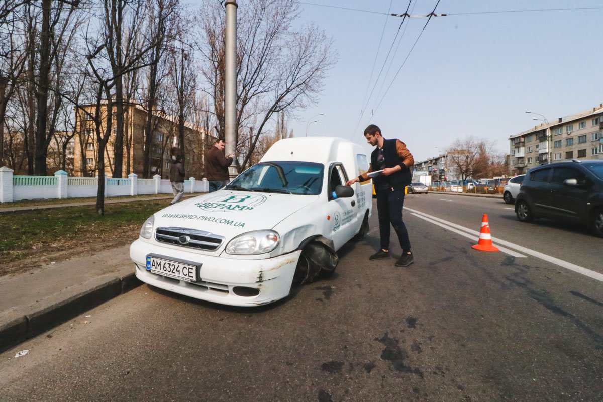 На пересечении бульвара Перова и улицы Петра Запорожца произошла авария с участием автомобилей Daewoo Lanos и Volvo На пересечении бульвара Перова и улицы Петра Запорожца произошла авария с участием автомобилей Daewoo Lanos и Volvo