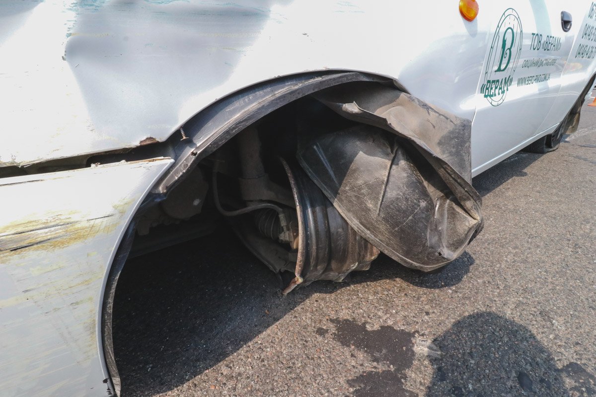 Водитель автомобиля Volvo подрезал Lanos из-за чего тот влетел в отбойник и лишился резины на трех колеса Водитель автомобиля Volvo подрезал Lanos из-за чего тот влетел в отбойник и лишился резины на трех колеса