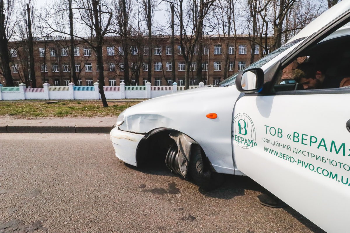 Водитель Lanos, чтобы уйти от столкновения применил экстренное торможение Водитель Lanos, чтобы уйти от столкновения применил экстренное торможение