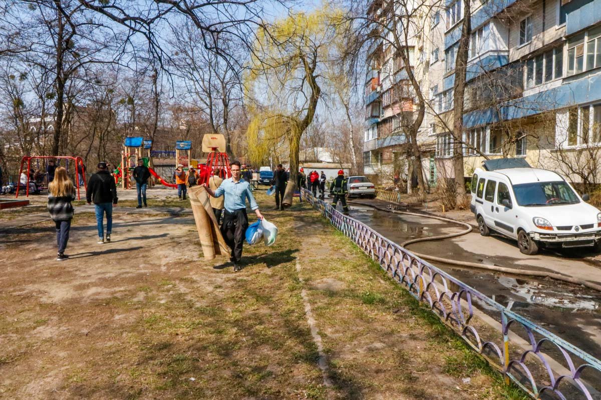 Прибывшие на место происшествия спасатели, провели эвакуацию жильцов