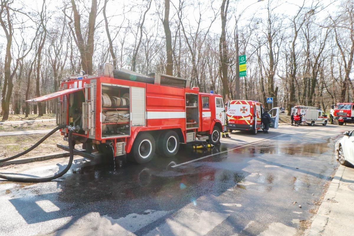 На месте работали спасатели ГСЧС, патрульная полиция, "скорая" и следственно-оперативная группа