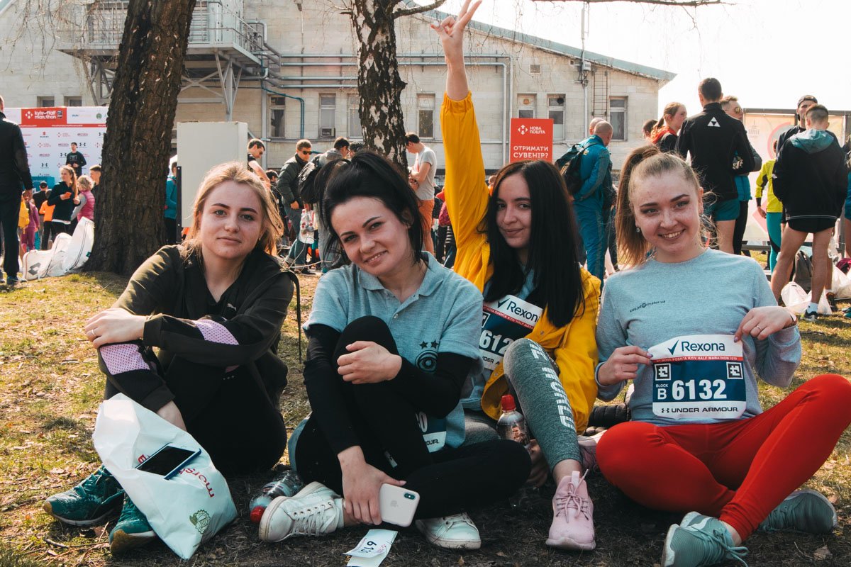 После забега Информатор отдыхает в тенечке 