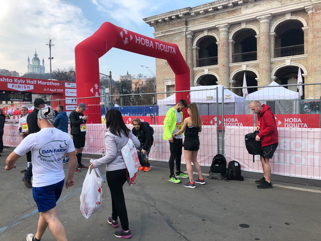 Участники крепят номерки на футболки