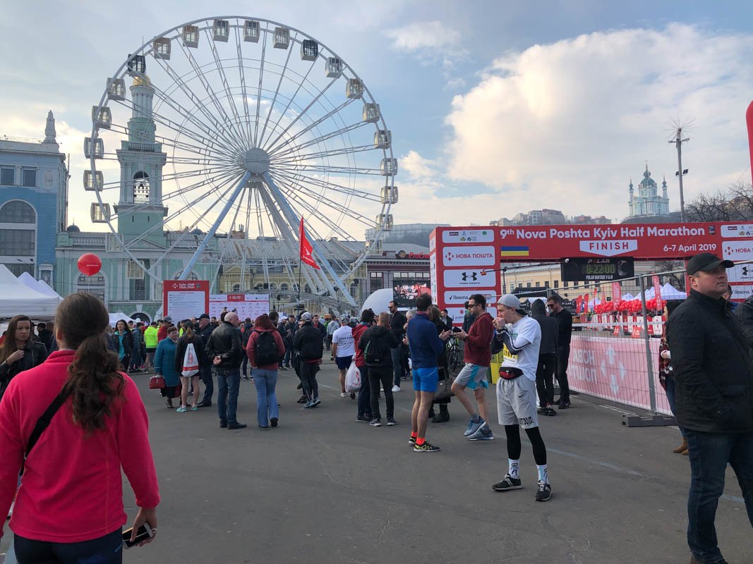 На Контрактовой площади собрались сотни людей