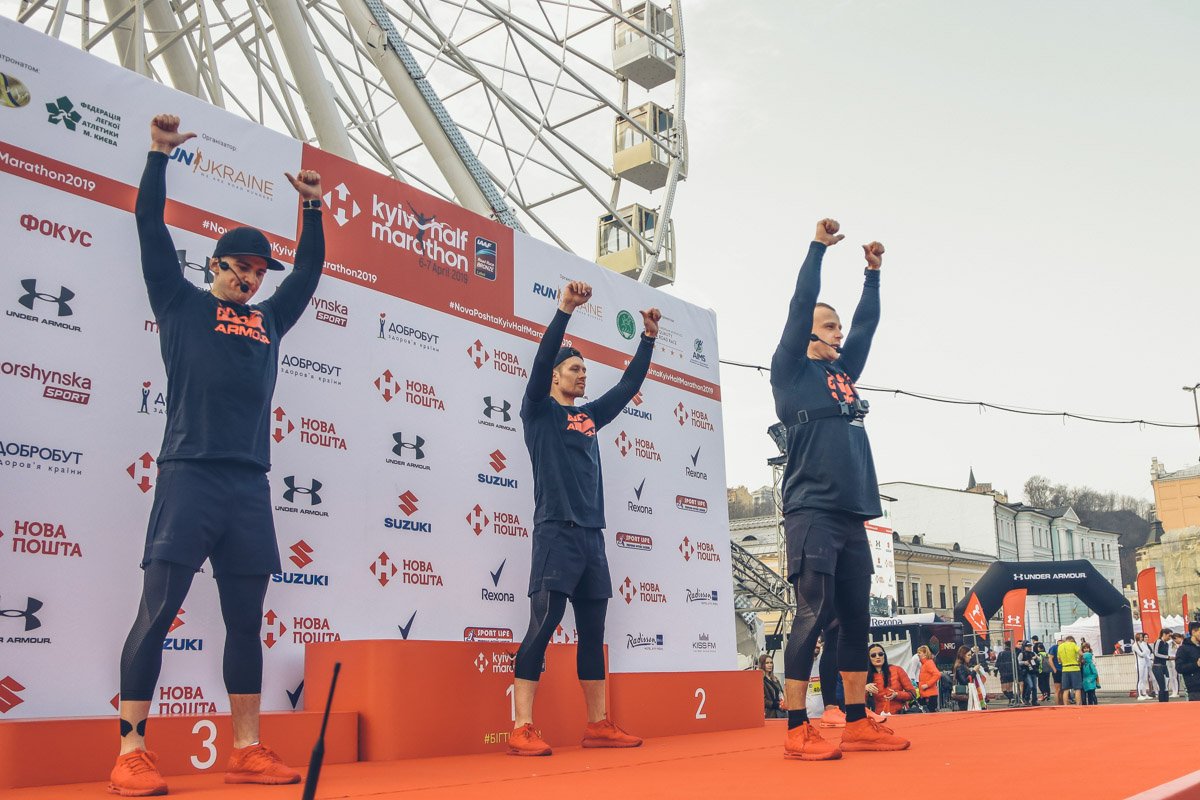 Разминку проводили профессиональные тренеры