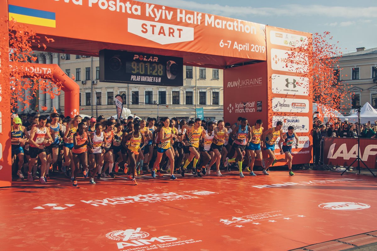 Основной забег стартовал в 9:00. Среди профессиональных спортсменов за победу борются бегуны из 5 стран мира