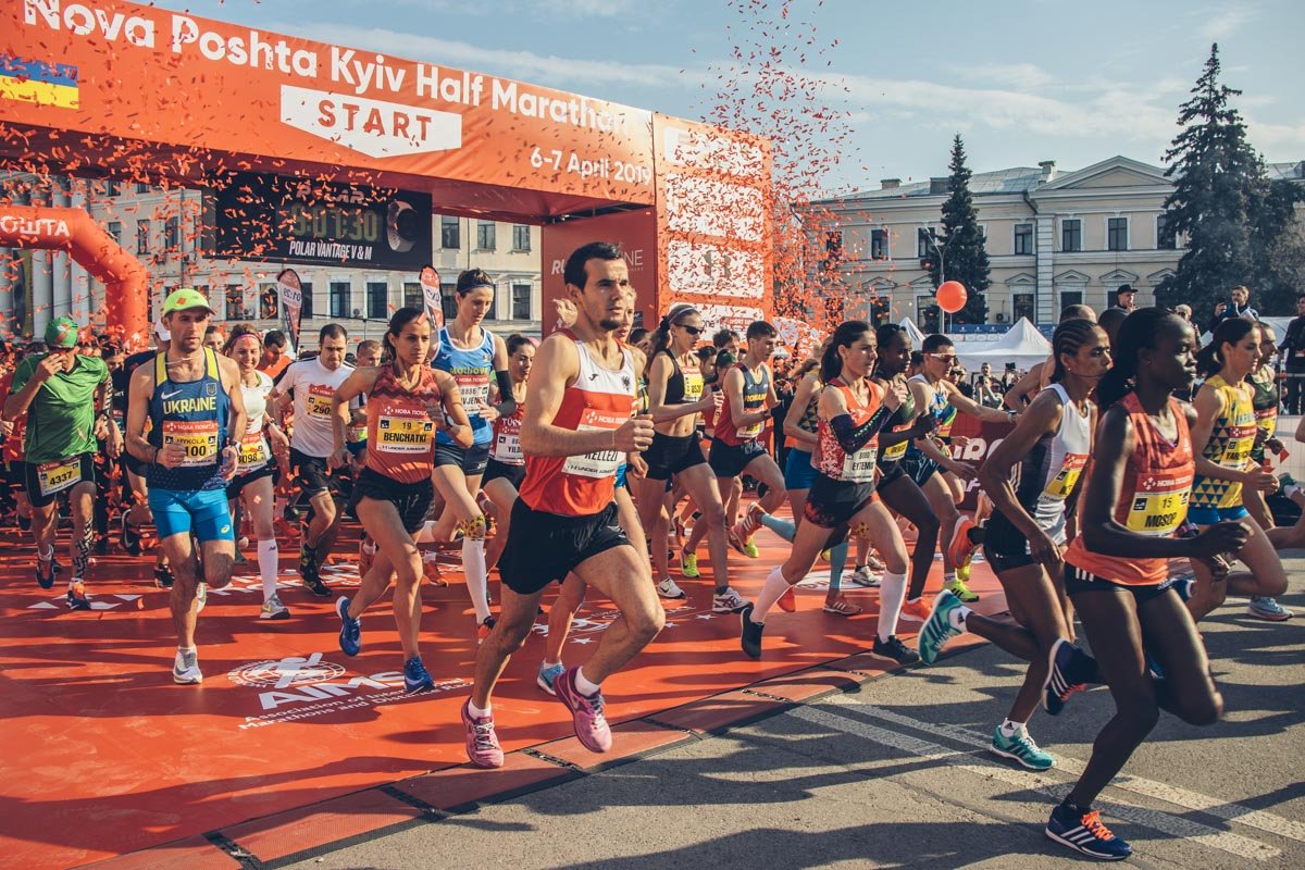 Среди профессиональных спортсменов за победу боролись бегуны из 5 стран мира