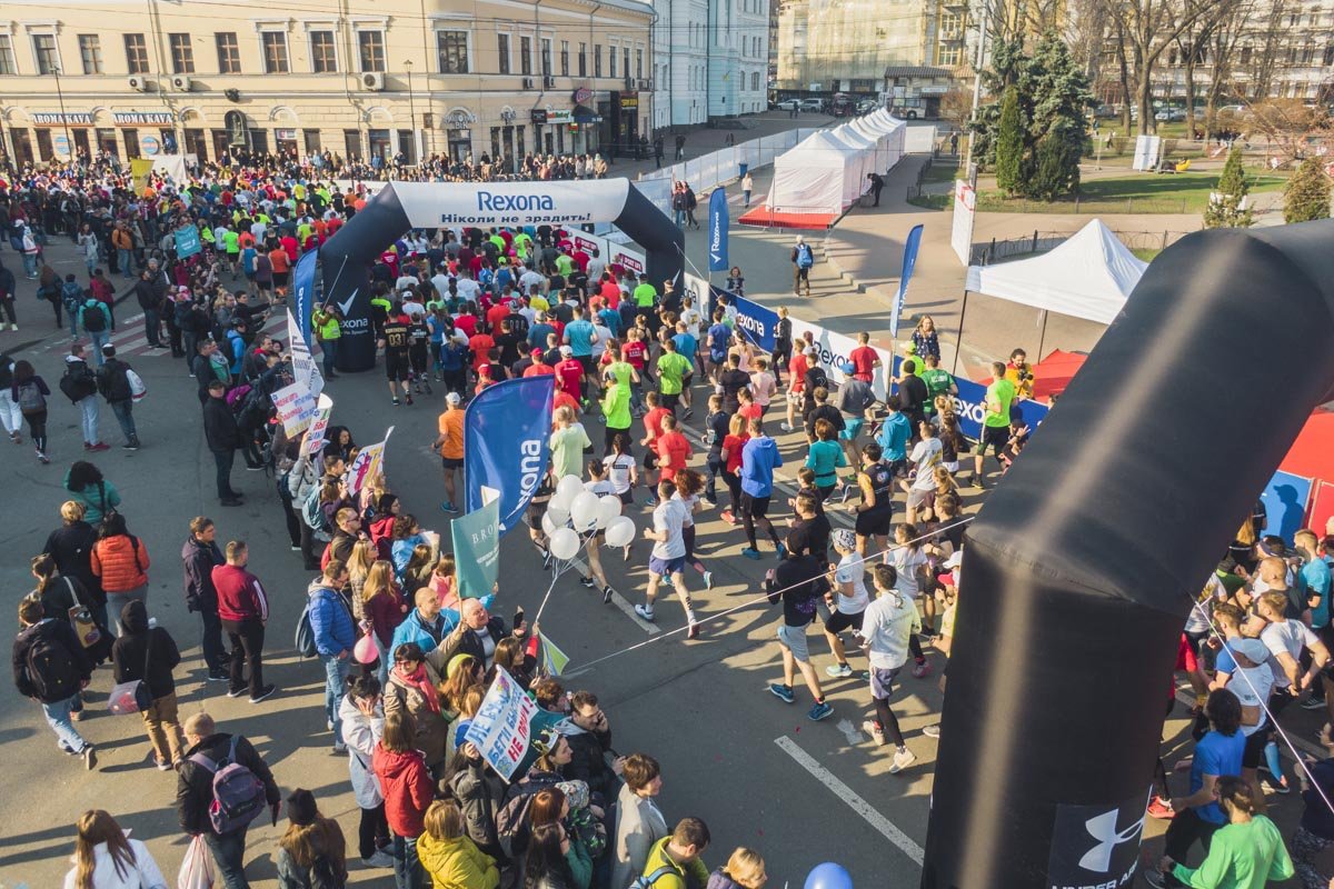 Спортсменов, которые преодолевали дистанцию 21 километр, разделили на три блока